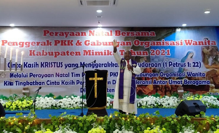Pastor John Bunay berkhotbah pada perayaan Natal bersama TP PKK dan GOW Kabupaten Mimika. (Foto: Anya Fatma/Seputarpapua)