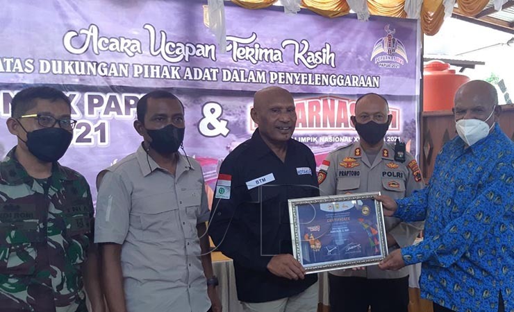 SERAHKAN | Wali Kota Jayapura Benhur Tomi Mano menyerahkan piagam penghargaan kepada Odoafi