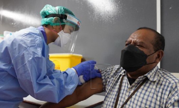 Salah satu karyawan PTFI mendapatkan vaksin booster di Tembagapura, Selasa (8/2/2022). PTFI mulai melaksanakan vaksinasi booster untuk menekan risiko penularan COVID-19 bagi para karyawan sejak 7 Februari 2022
