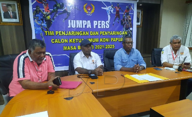 Tim penjaringan dan penyaringan calon ketua KONI Provinsi Papua menyampaikan keterangan pers di Jayapura, Rabu (1/6/2022). (Foto: Vidi/Seputarpapua)