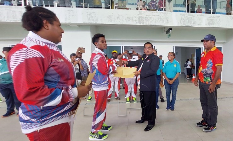 Pemberian hadiah kepada atlet yang bertanding di ajang Peka Paralimpik Pelajar Provinsi Papua. (Foto: Vidi/Seputarpapua)