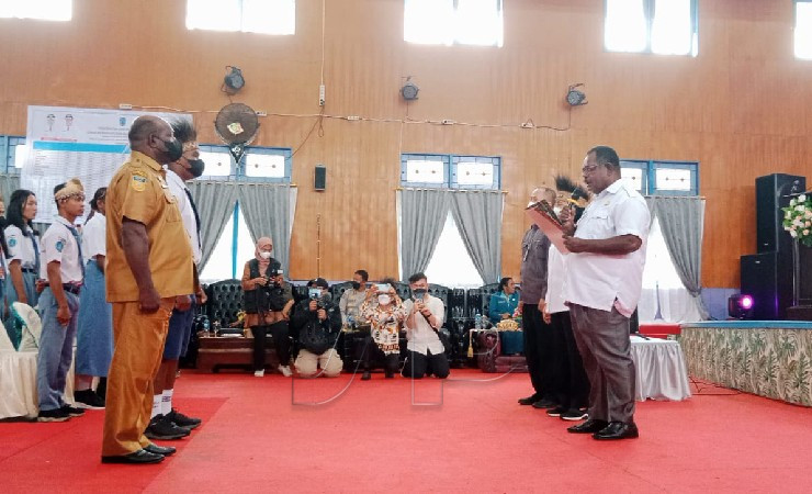 Menteri PPPA RI I Gusti Ayu Bintang Darmawati mendampingi Bupati Asmat Elisa Kambu mengukuhkan Tim Gugus Tugas Kota Layak Anak Kabupaten Asmat, Papua Selatan, Selasa (9/8/2022). (Foto: Fagi)