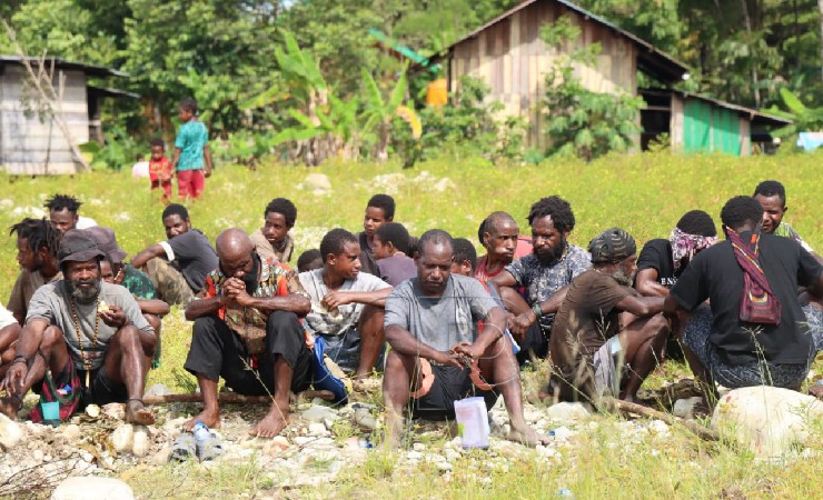 Warga kampung Delpel, Distrik Kenyam, Kabupaten Nduga, Papua menyampaikan aspirasi kepada Kapolres Nduga, AKBP Rio Alexander Panelewen. (Foto: Ist)