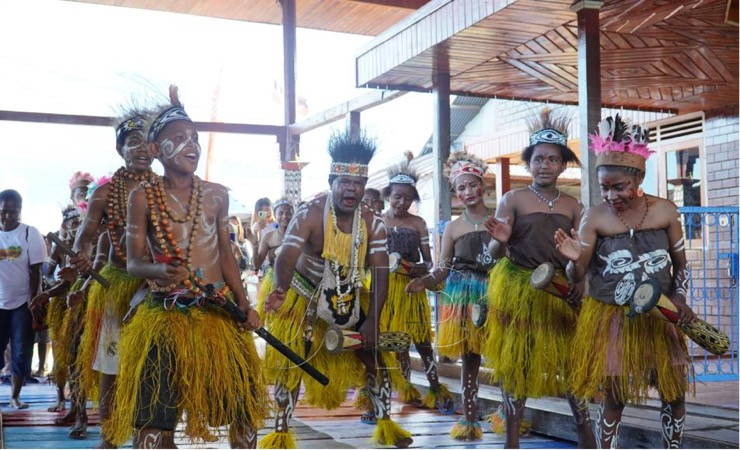 TARI - Pemuda-pemudi Kampung Yoboi saat menari ulat sagu pada festival ulat sagu. (Foto: Ist)