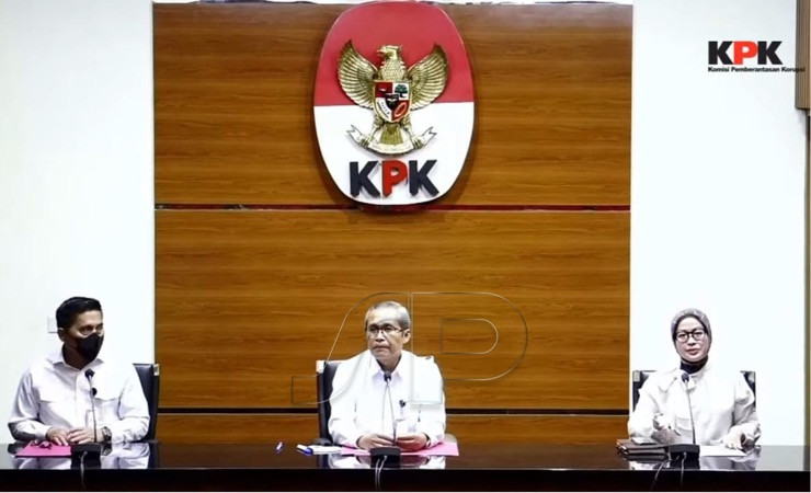 Wakil Ketua KPK Alexander Marwata (tengah) didampingi Deputi Penindakan KPK Karyoto dan Plt Juru Bicara KPK Ipi Maryati