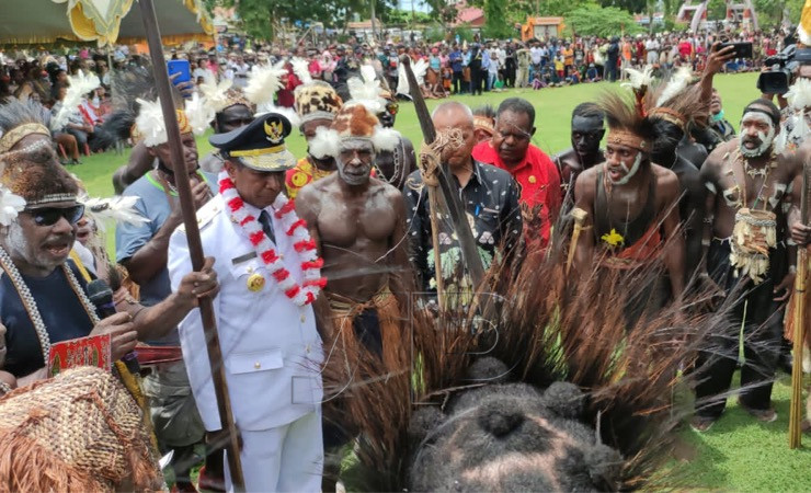 Masyarakat saat menyambut Pj Gubernur Papua Selatan Apolo Safanpo di Merauke, Jumat (18/11/2022). (Foto: Emanuel)