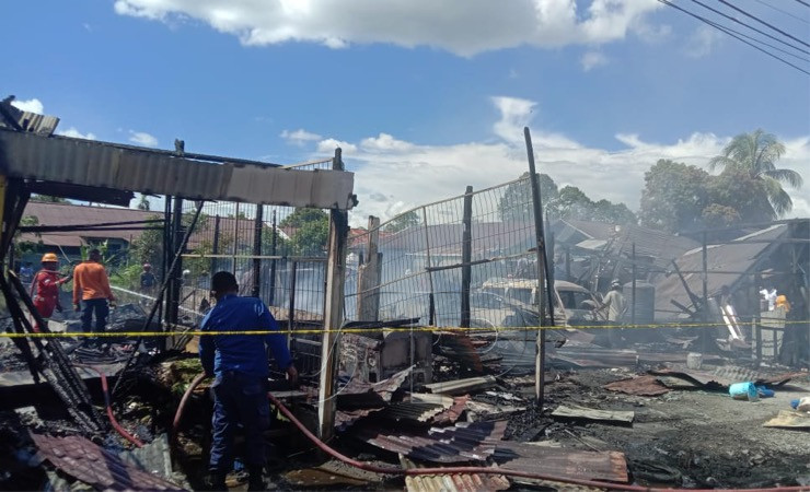 Puing-puing bangunan pasca kebakaran di Depan SPBU Nawaripi, Selasa (22/11/2022). (Foto: Arifin/ Seputarpapua)
