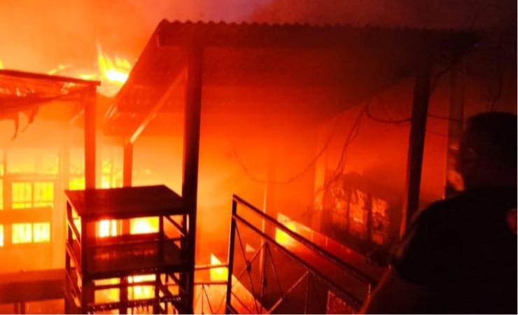 Kobaran api di rumah dinas Kapolda Papua Selasa (17/1/2023) subuh (Foto: Humas Polda Papua)