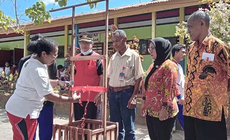 Para Guru SMPN 2 Manokwari saat membuka Pameran Seni Kitorang 2023 dengan menggunting Pita. (Foto: Ist)