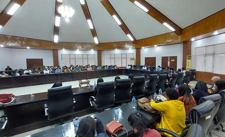 Suasana saat Komisi A DPRD Mimika mendengar aspirasi dari 97 guru PPPK SMA/SMK di Gedung Serbaguna DPRD Mimika, Selasa (4/4/2023). (Foto: Fachruddin Aji/Seputarpapua)