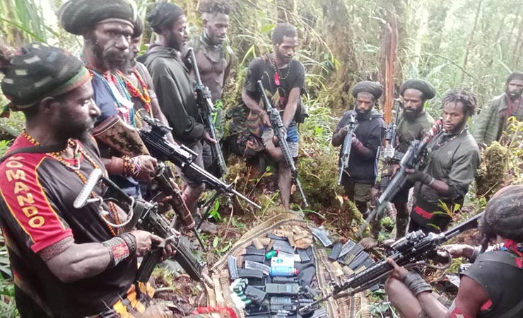 Kelompok sipil bersenjata di Papua menunjukkan hasil rampasan mereka berupa peralatan militer dalam aksi penyerangan terhadap aparat TNI di Distrik Mugi-Mam, Kabupaten Nduga, Papua Pegunungan pada 15 April 2023. (Foto: Ist)