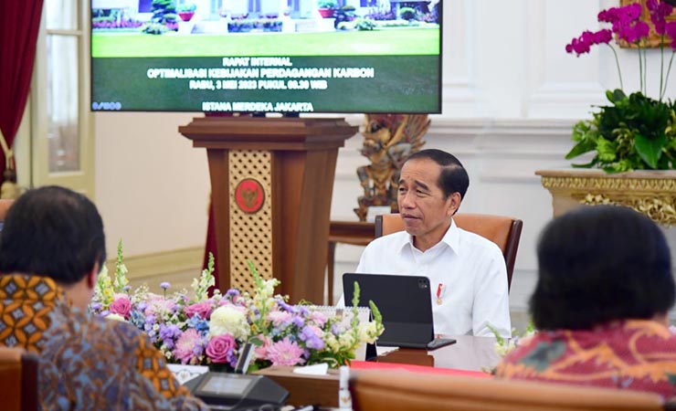 Presiden RI, Joko Widodo pimpin rapat optimalisasi kebijakan perdagangan karbon di Istana Merdeka, Jakarta, Rabu (3/5/2023). (Foto: Muchlis Jr - Biro Pers Sekretariat Presiden)