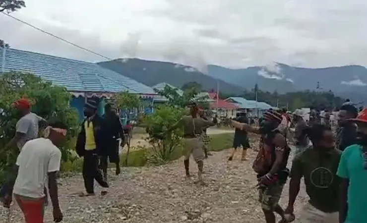 Masyarakat melempari batu Kantor Dinas Pemberdayaan Masyarakat dan Kampung (DPMK) di Distrik Kobakma, Kabupetan Mamberano Tengah, Papua Pegunungan, Jum'at (9/6/2023). (Foto: Capture Video)