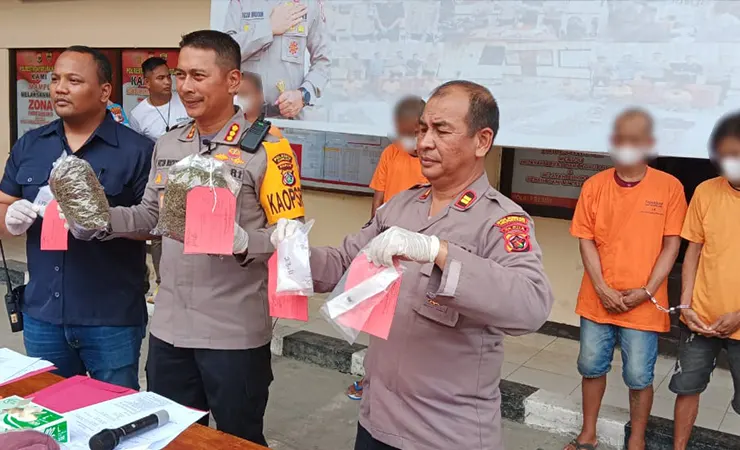Kapolresta Jayapura Kota Kombes Pol Victor D. Mackbon bersama jajarannya saat merilis tiga kasus narkotika jenis ganja dan sabu-sabu. (Foto: Alley/Seputarpapua)
