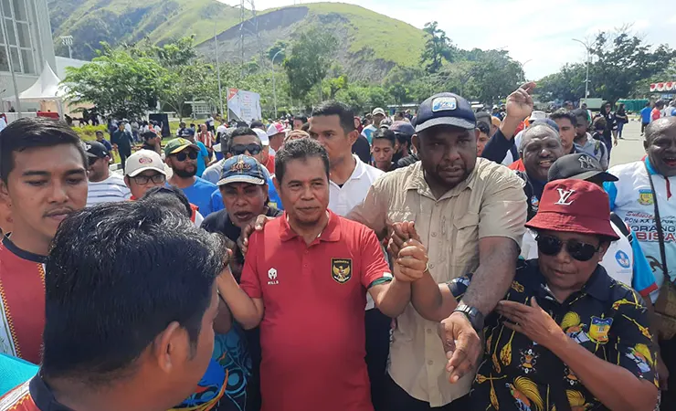 Pj Gubernur Papua Ridwan Rumasukun Rumasukun berbaju merah, saat mengikuti olahraga bersama masyarakat di kawasan Stadion Lukas Enembe, Jum'at (8/9/2023). (Foto: Vidi/Seputarpapua)